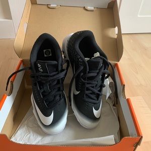 NWOT nike baseball cleats